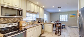 10 Mi to Lake Sumter: Home w/ Deck in Summerfield