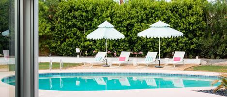 Una piscina al aire libre, una piscina climatizada