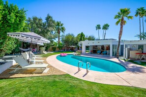 Una piscina al aire libre, una piscina climatizada