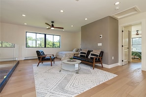 4 habitaciones, escritorio, tabla de planchar con plancha y wifi