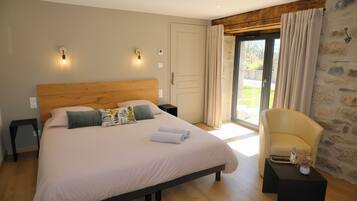 2 chambres, coffres-forts dans les chambres, bureau