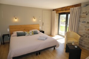 2 bedrooms, in-room safe, desk, iron/ironing board