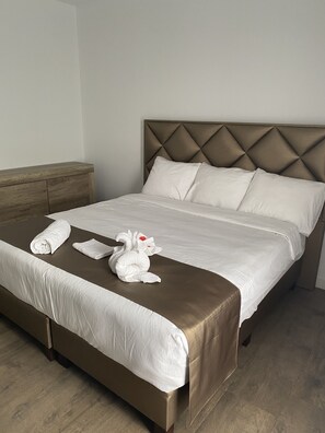 Tabla de planchar con plancha, wifi gratis y ropa de cama 