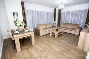 Tabla de planchar con plancha, wifi gratis y ropa de cama 