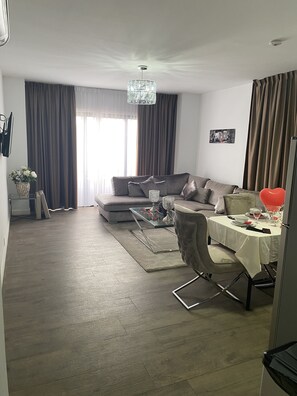 Romantic Double Room | Living area - Empire 1 Celinastraat Paramaribo (Paramaribo)