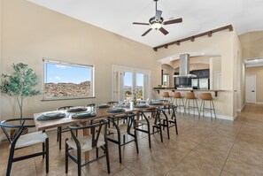 Dining - Home in a boulder-filled neighborhood. 15 minutes to Joshua Tree National Park! (Yucca Valley)