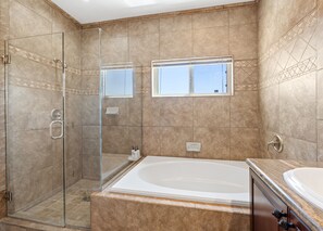 Hair dryer, towels, soap, shampoo - Home in a boulder-filled neighborhood. 15 minutes to Joshua Tree National Park! (Yucca Valley)