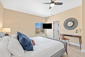 4 Schlafzimmer, Zimmersafe, Schreibtisch, Bügeleisen/Bügelbrett