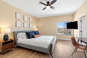 4 Schlafzimmer, Zimmersafe, Schreibtisch, Bügeleisen/Bügelbrett