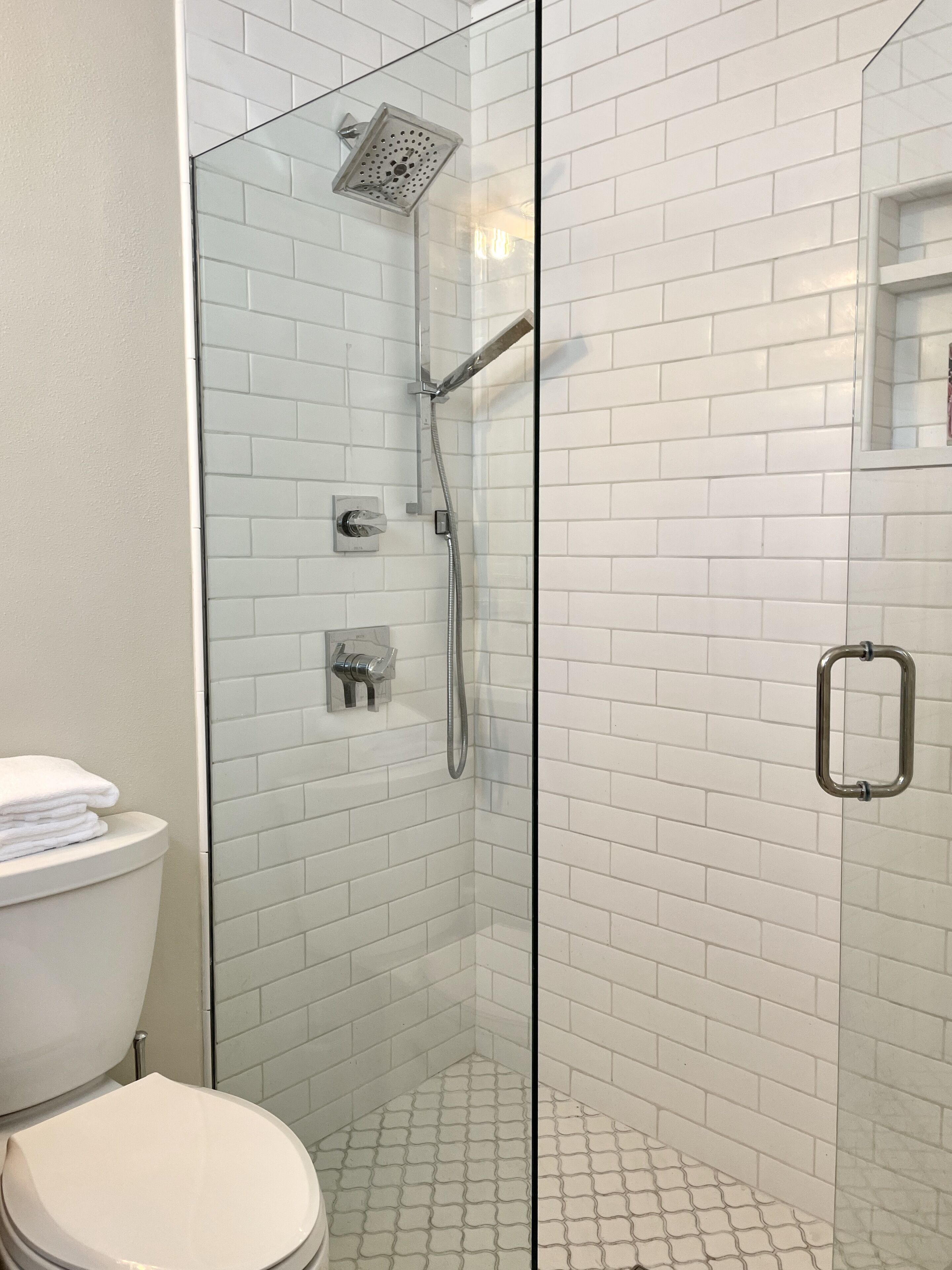 Douche, sèche-cheveux, serviettes fournies, savon