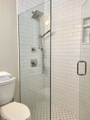 Douche, séchoir à cheveux, serviettes fournies, savon