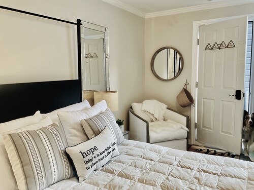 Beautiful Modern In-town Studio with Kitchenette - steps from Gondola!