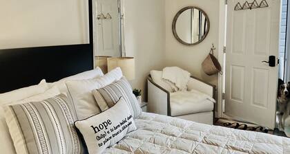 Beautiful Modern In-town Studio with Kitchenette - steps from Gondola!