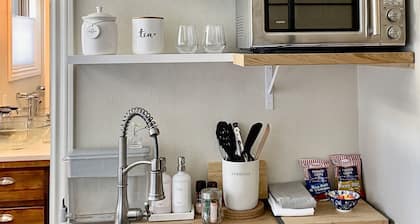 Beautiful Modern In-town Studio with Kitchenette - steps from Gondola!