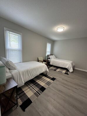 2 habitaciones, escritorio, tabla de planchar con plancha y wifi gratis