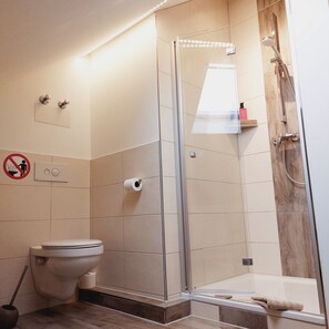 Apartment with 1 bedroom | Bathroom | Shower, hair dryer, towels, soap - Ferienwohnung Busch (Rust)