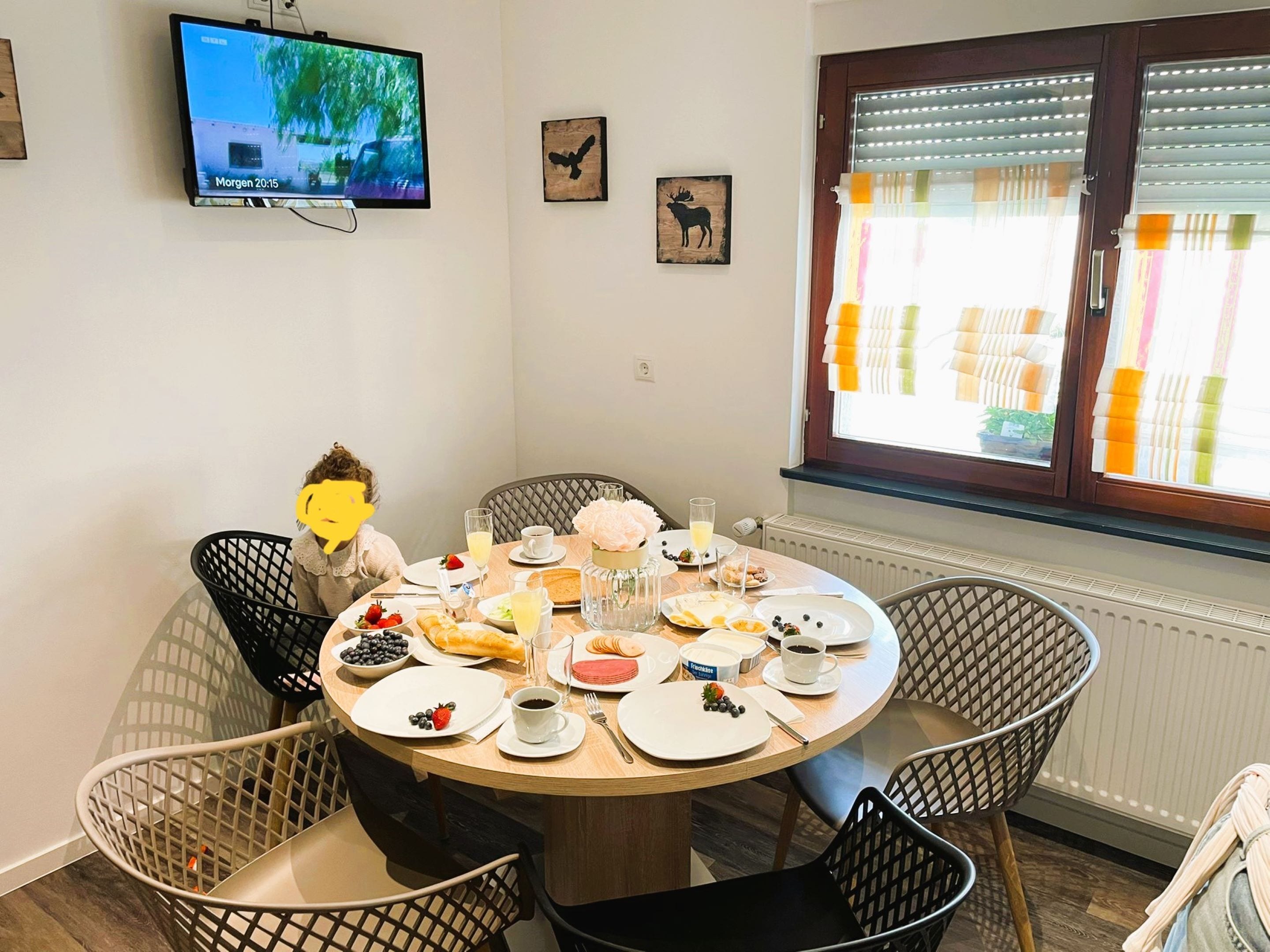 Family Apartment, 1 Bedroom, Refrigerator & Microwave | In-room dining