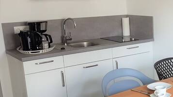 Apartamento Confort | Cocina privada | Frigorífico grande, microondas, placa de cocina y hervidor eléctrico