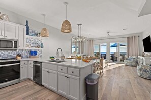 Køleskab, mikrobølgeovn, ovn, kogeplade