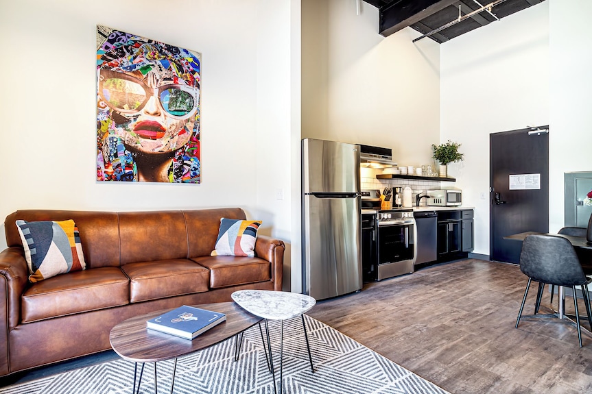 Studio Queen With Views Of Lake Monona In The Heart Of Downtown Madison - Kohl Center