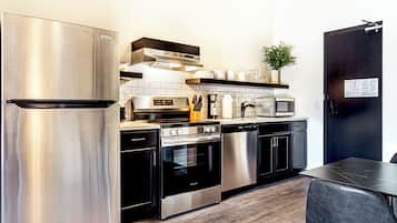 Réfrigérateur, micro-ondes, four, plaque de cuisson