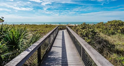 Central Location Near I-75, Downtown & PGD Airport