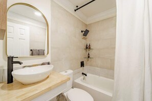 Douche, séchoir à cheveux, serviettes fournies