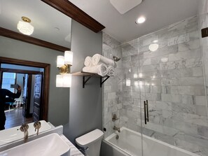 Hair dryer, towels, soap, shampoo - 1882 Lofts - 201- Downtown 2nd & Church (Nashville)