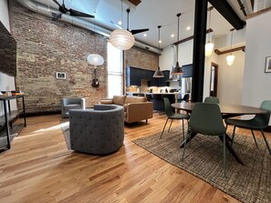 Smart TV - 1882 Lofts - 201- Downtown 2nd & Church (Nashville)
