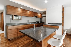 Business Apartment | Private kitchen - Horacio 1411 by Naya Homes (Mexico City)