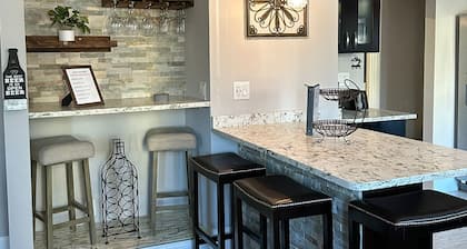 Spacious, Cozy, near T station -Private Parking -Free Wifi -Washer & Dryer - AC