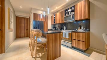 Apartament Premier | Cuina privada | Frigorífic gran, microones, forn i cafetera exprés