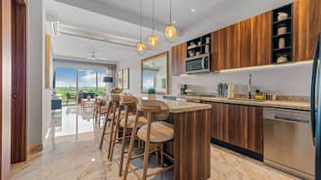 Leilighet – premier | Eget kjøkken | Kjøleskap, mikrobølgeovn, ovn og espressomaskin