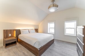 3 bedrooms, free WiFi, bed sheets - Cottage 1: Charming Cottage Steps from the Lake (Wainfleet)