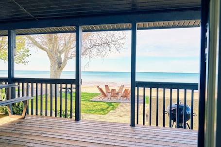 Outdoor dining. Cottage 5: Beachfront Cottage Escape