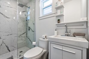 Een douche, handdoeken