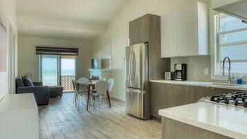 Coffee/tea maker, fridge, microwave, oven