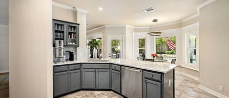 Microonde, forno, piano cottura, lavastoviglie