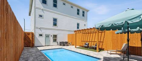Outdoor pool, pool umbrellas, sun loungers