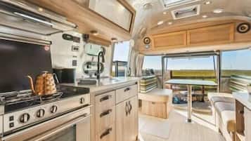 KĂŒhlschrank, Mikrowelle, Ofen, Herdplatte