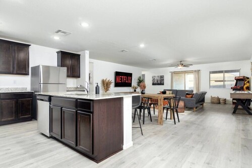 *Family Oasis*Shuffleboard*Backyard*Arcade*Garage*