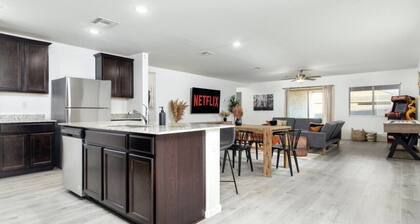 *Family Oasis*Shuffleboard*Backyard*Arcade*Garage*