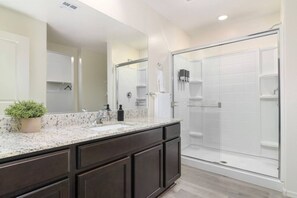 Shower, hair dryer, towels, soap - *Family Oasis*Shuffleboard*Backyard*Arcade*Garage* (Casa Grande)