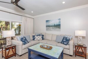 Tv, ett bordtennisbord och printers