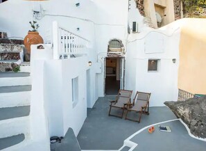 32-inch flat-screen TV with cable channels -  Great cave and Oia Greece (Santorini)