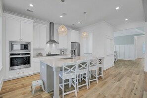 Jääkaappi, mikroaaltouuni, uuni, liesi