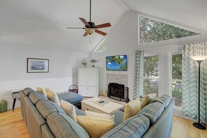 Smart-tv, een tafeltennistafel en een printer