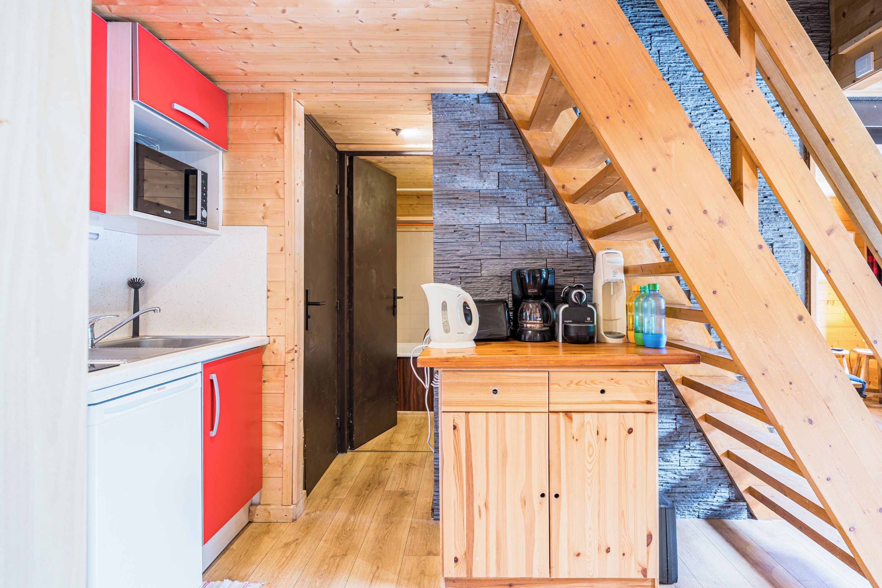 Jääkaappi, mikroaaltouuni, uuni, liesi