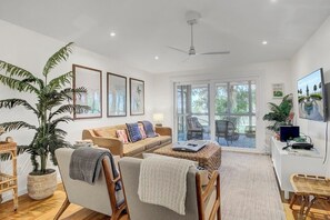 Una Smart TV, una mesa de tenis de mesa, una impresora