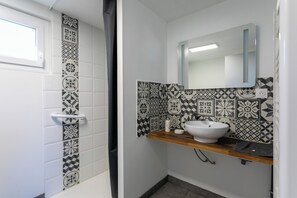 Shower, hair dryer, towels - Holiday Home "Kerkohann" with Private Garden & Wi-Fi (Tressignaux)